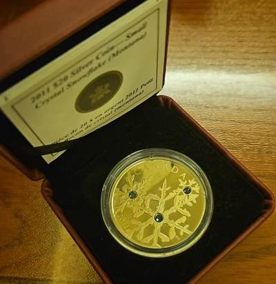 【币将精彩】世界钱币拍卖（2025-12-17） - 加拿大2011年“雪花”水晶镶嵌银币 面值20元，1盎司，直径38毫米，镶嵌奥地利施华洛世奇水晶元素，发行15000枚，原盒证书。