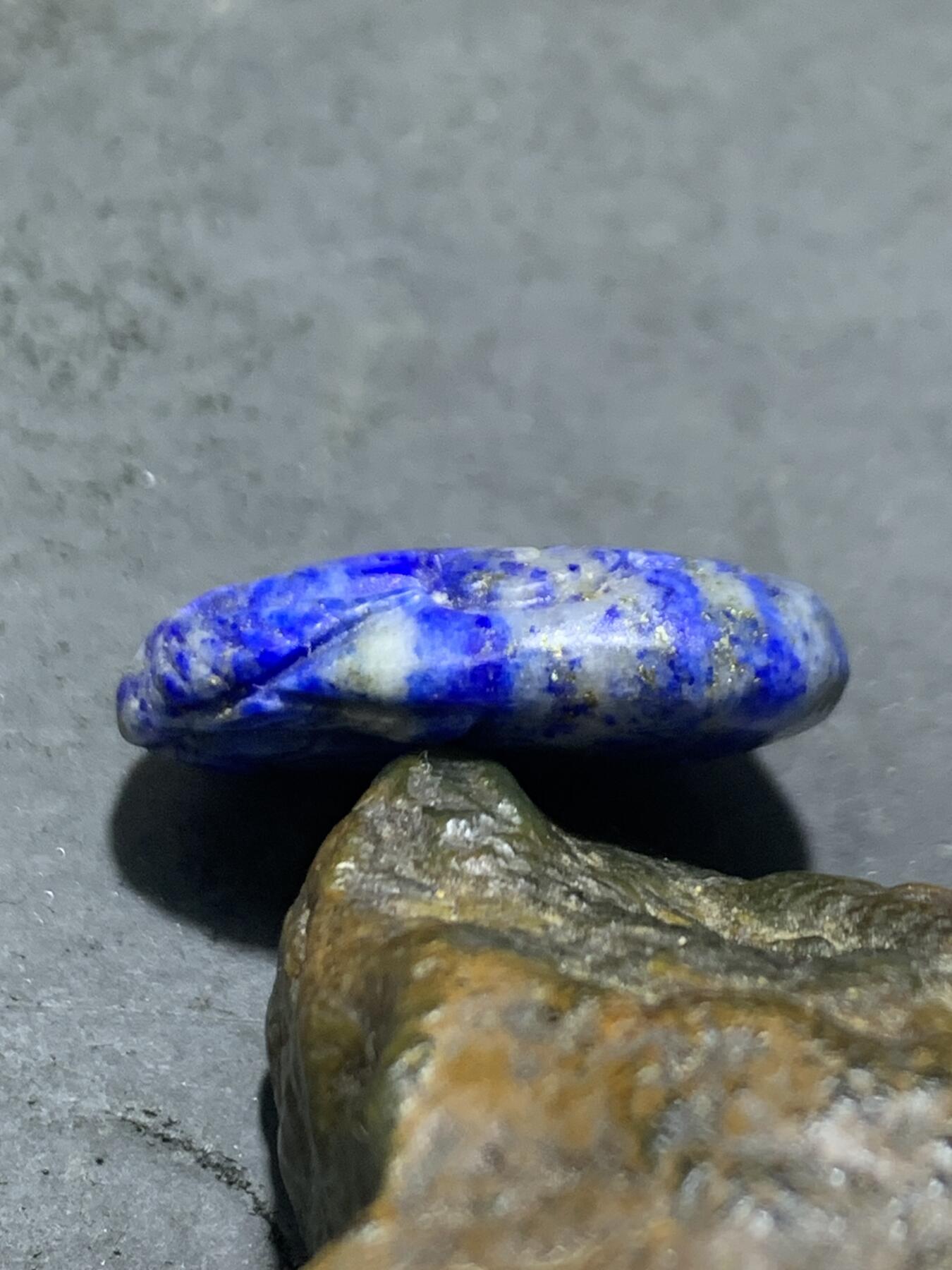 精美阿富汗老矿青金石雕刻吊坠一块