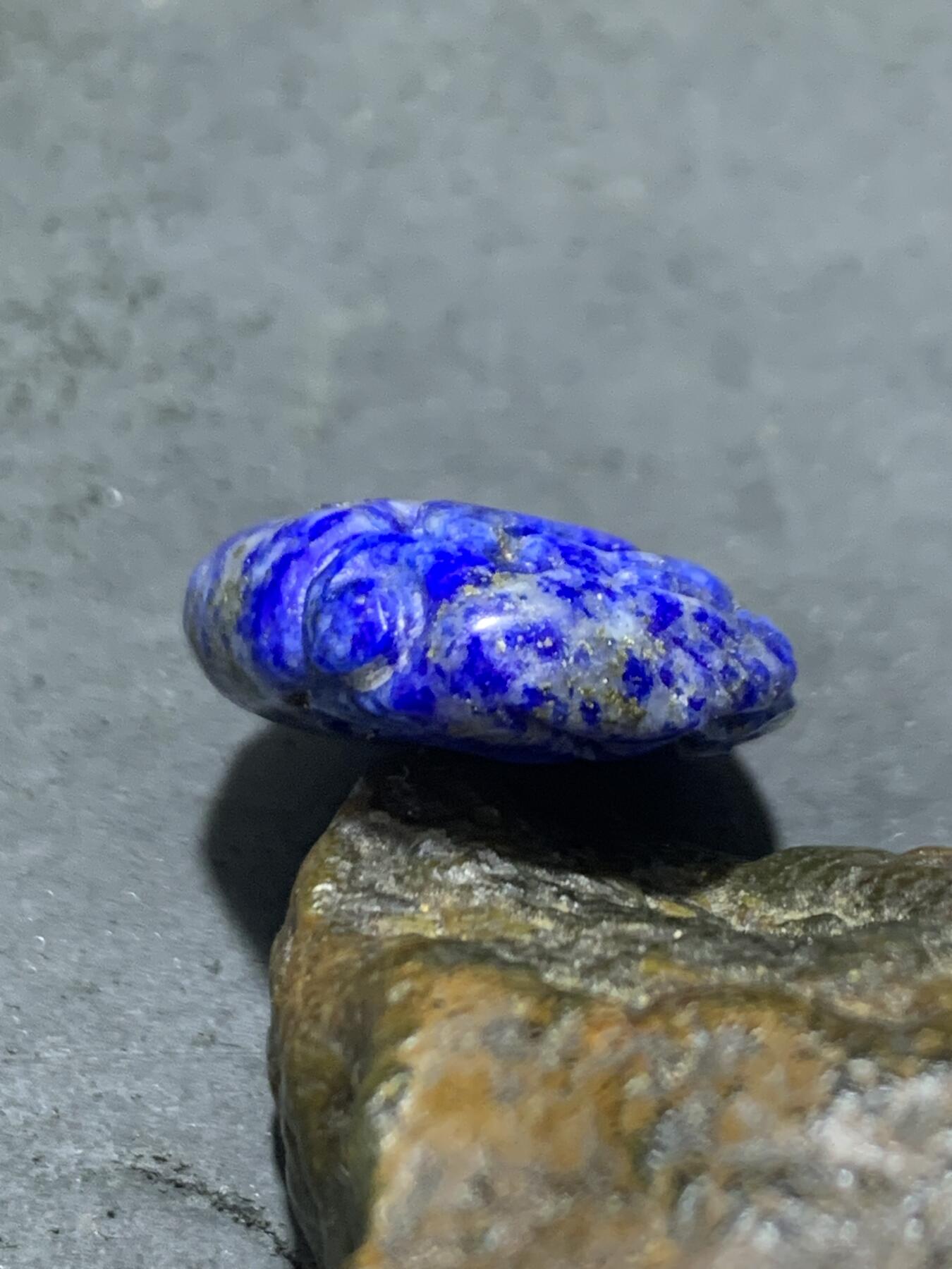 精美阿富汗老矿青金石雕刻吊坠一块