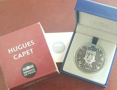 【币将精彩】世界钱币拍卖（2025-11-26） - 法国2012年法兰克国王雨果卡佩纪念银币  面值10元，900银22.2克，直径37毫米，发行20000枚，带证书包装。