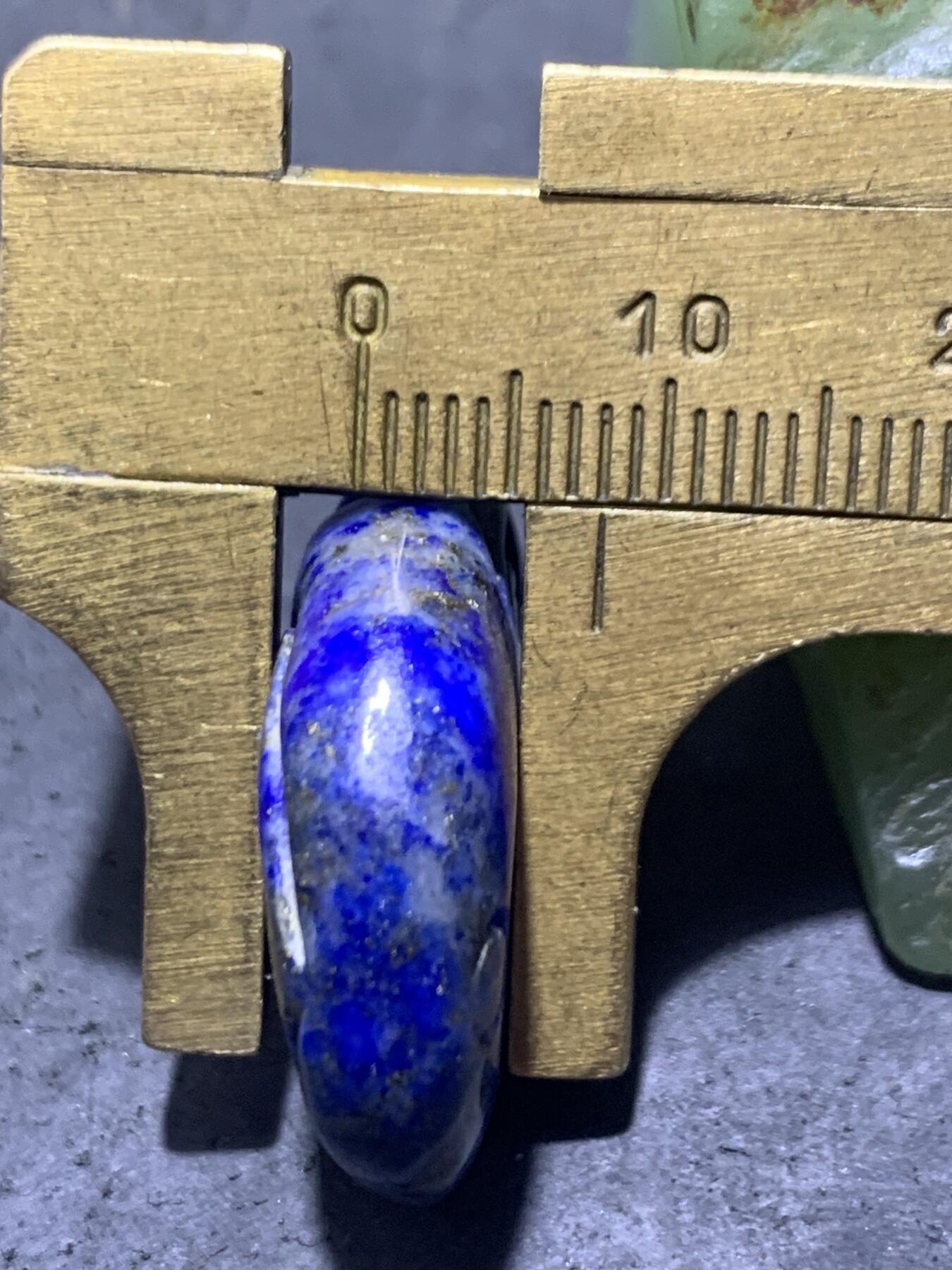 精美阿富汗老矿青金石雕刻吊坠一块