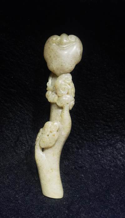 旧藏和田糖料如意摆件手把件，包浆浑厚沉稳，脂粉十足。全品，尺寸:16cm*4.1cm*2.2cm克重:150.8g - 旧藏和田糖料如意摆件手把件，包浆浑厚沉稳，脂粉十足。全品，尺寸:16cm*4.1cm*2.2cm克重:150.8g