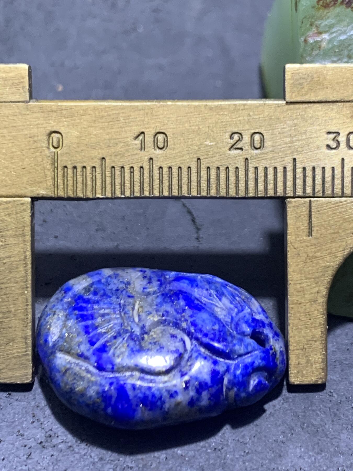 精美阿富汗老矿青金石雕刻吊坠一块