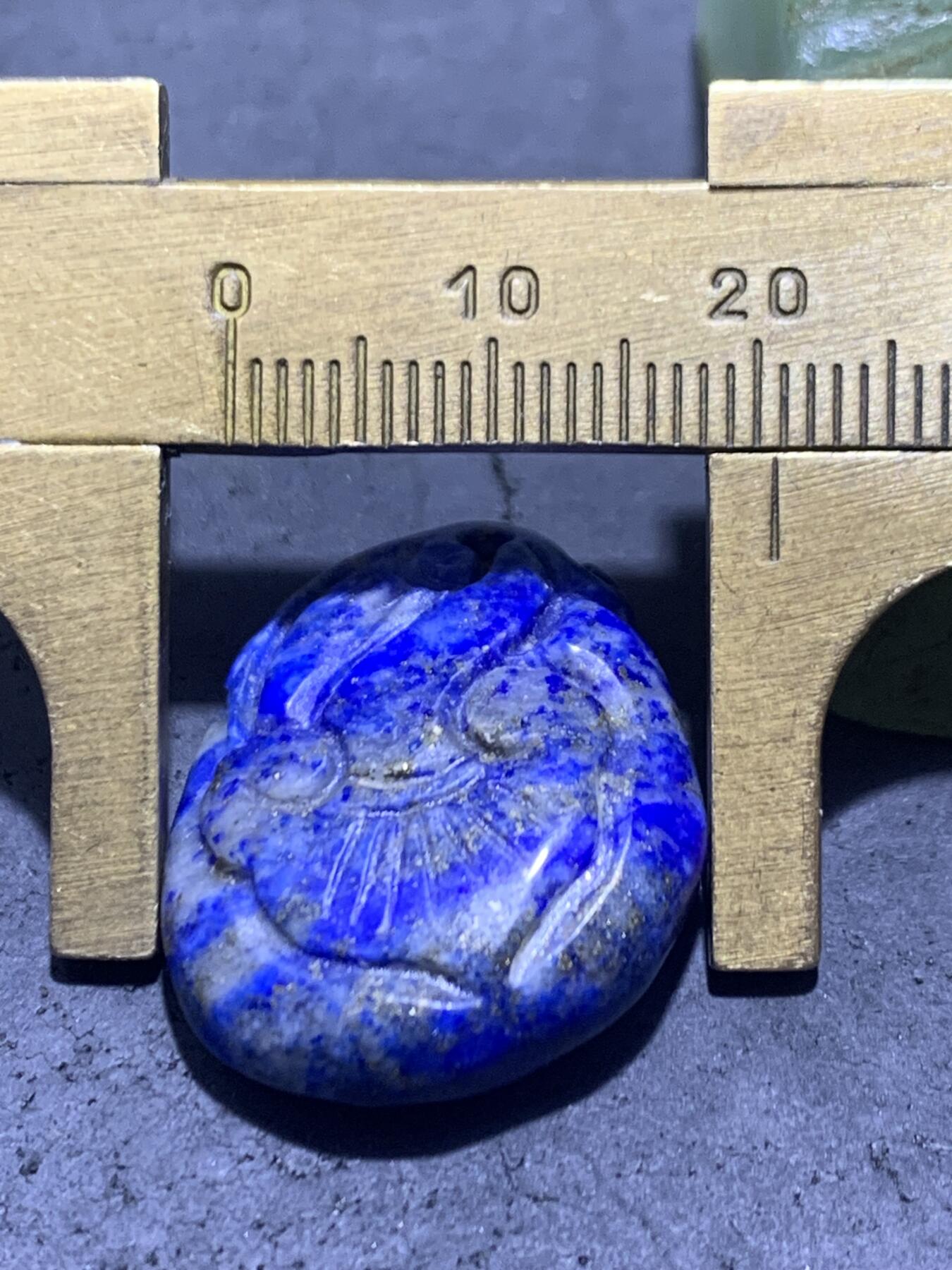 精美阿富汗老矿青金石雕刻吊坠一块