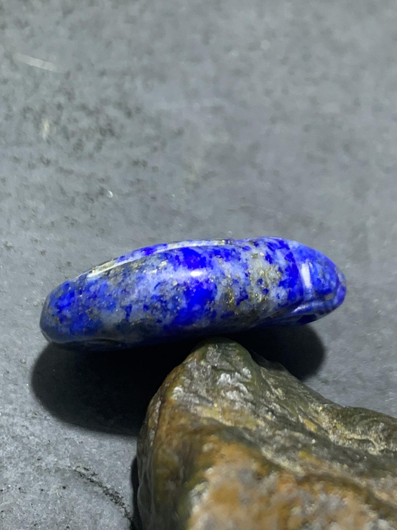 精美阿富汗老矿青金石雕刻吊坠一块