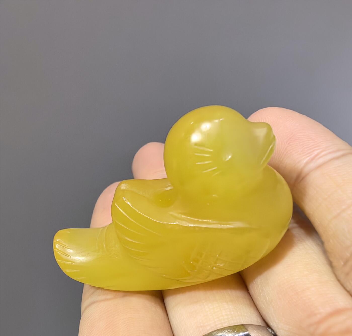 创汇时期出品黄玛瑙小黄鸭吊坠挂件，全品如图。尺寸:4.4cm*2.8cm*1.7cm