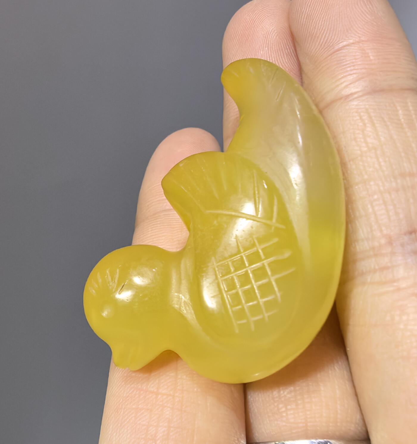 创汇时期出品黄玛瑙小黄鸭吊坠挂件，全品如图。尺寸:4.4cm*2.8cm*1.7cm