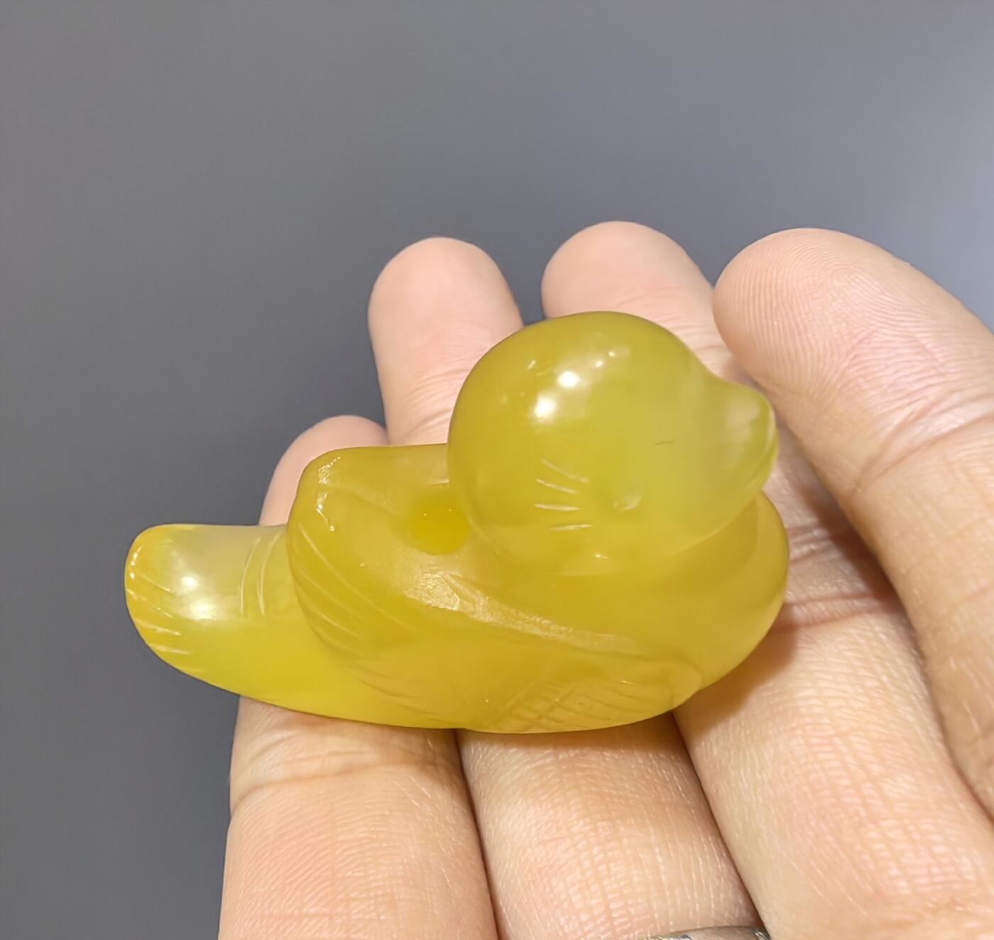 创汇时期出品黄玛瑙小黄鸭吊坠挂件，全品如图。尺寸:4.4cm*2.8cm*1.7cm