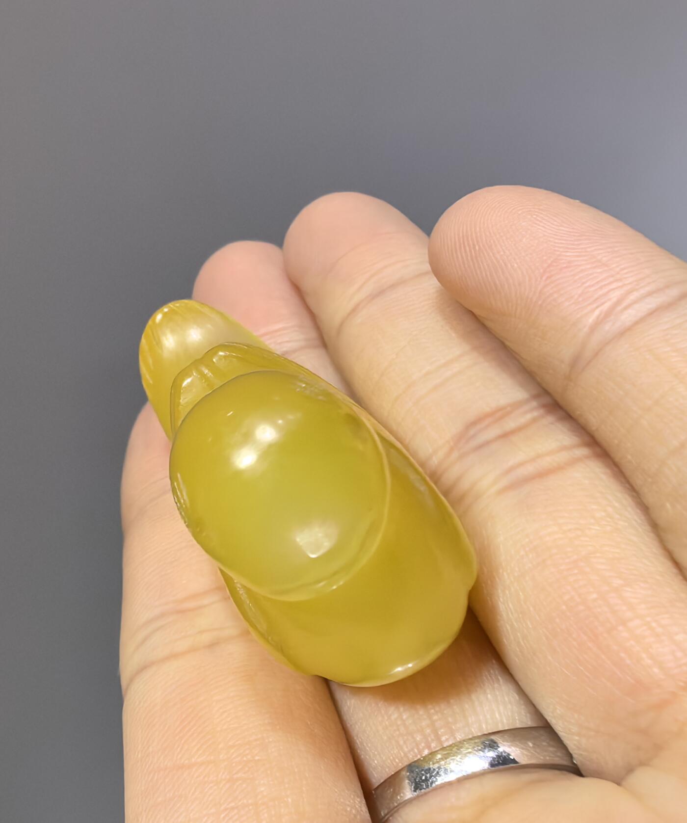 创汇时期出品黄玛瑙小黄鸭吊坠挂件，全品如图。尺寸:4.4cm*2.8cm*1.7cm