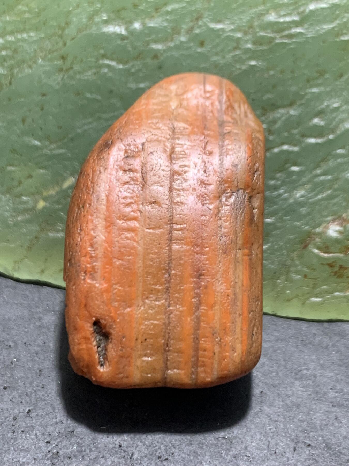 精美红皮柿子红开窗料千层纹南红玛瑙原石一颗
