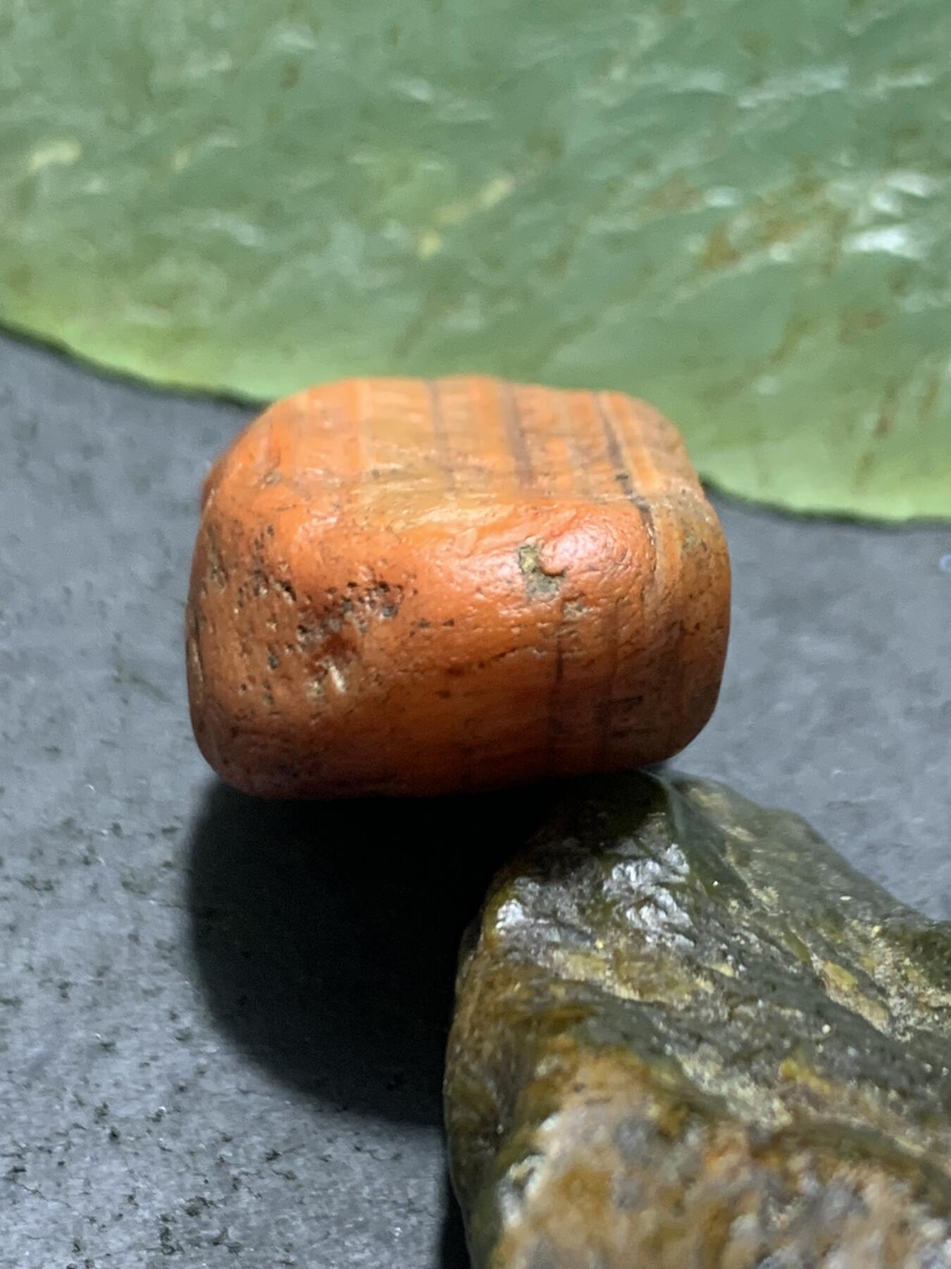 精美红皮柿子红开窗料千层纹南红玛瑙原石一颗