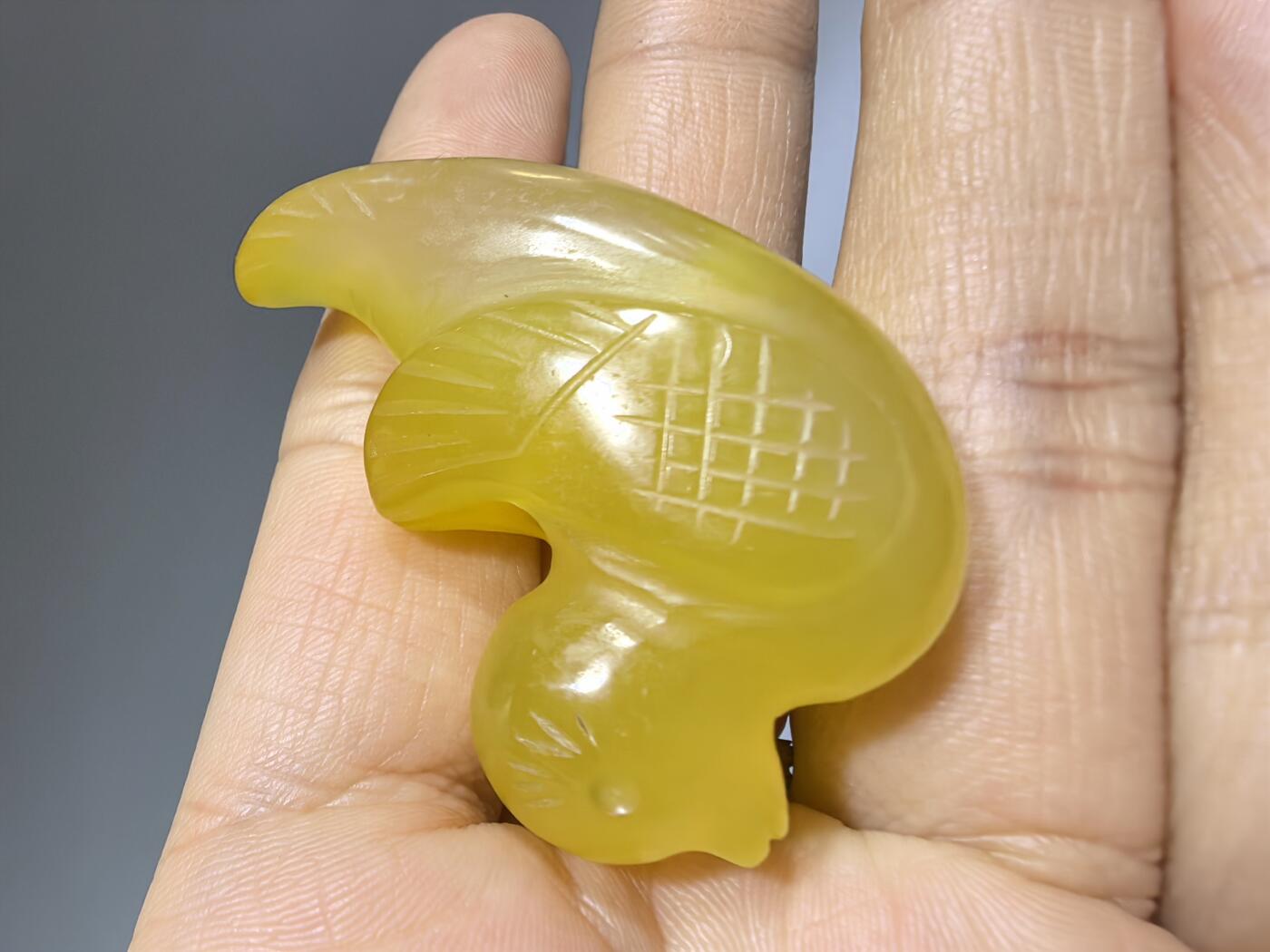 创汇时期出品黄玛瑙小黄鸭吊坠挂件，全品如图。尺寸:4.4cm*2.8cm*1.7cm