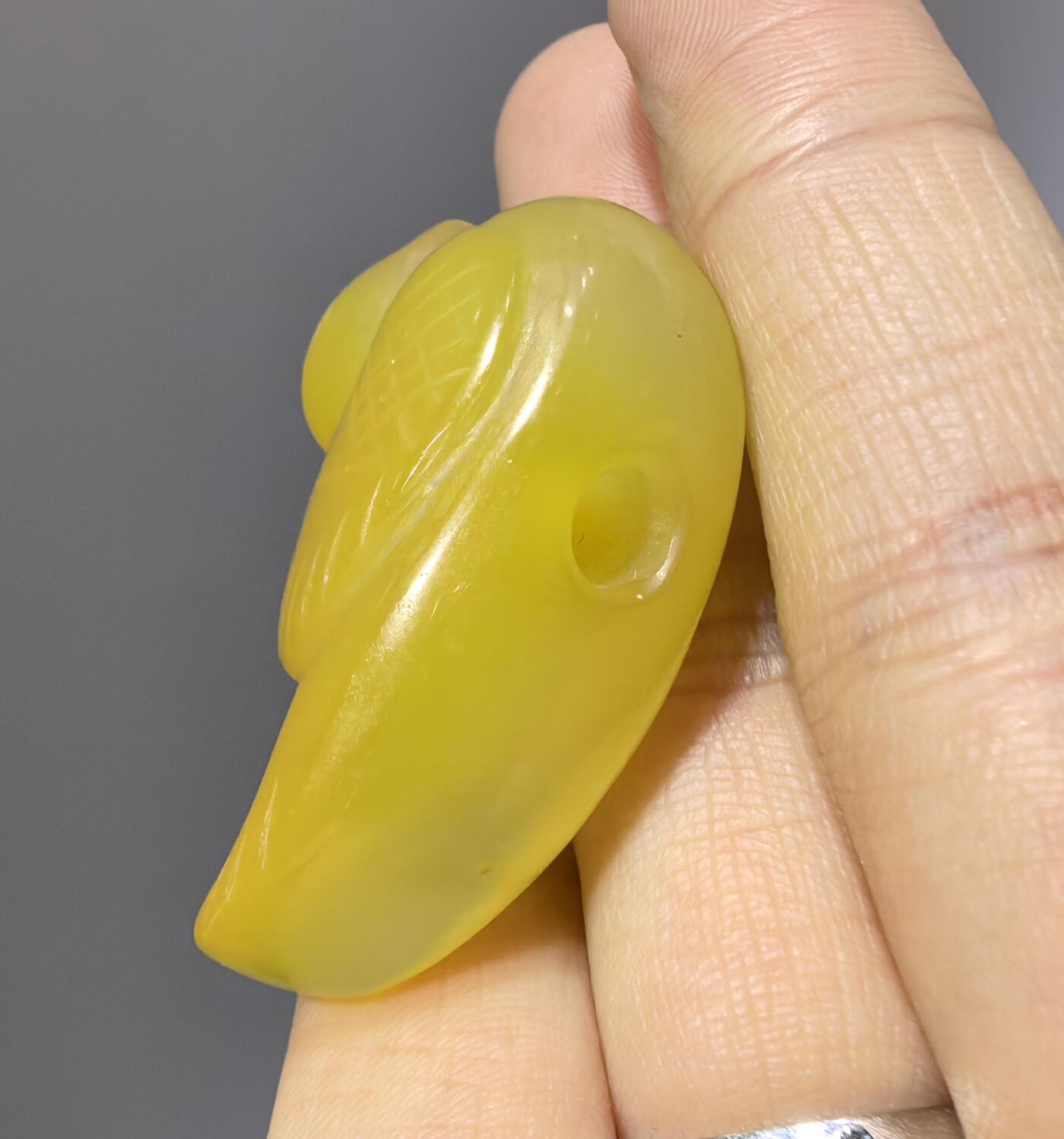 创汇时期出品黄玛瑙小黄鸭吊坠挂件，全品如图。尺寸:4.4cm*2.8cm*1.7cm