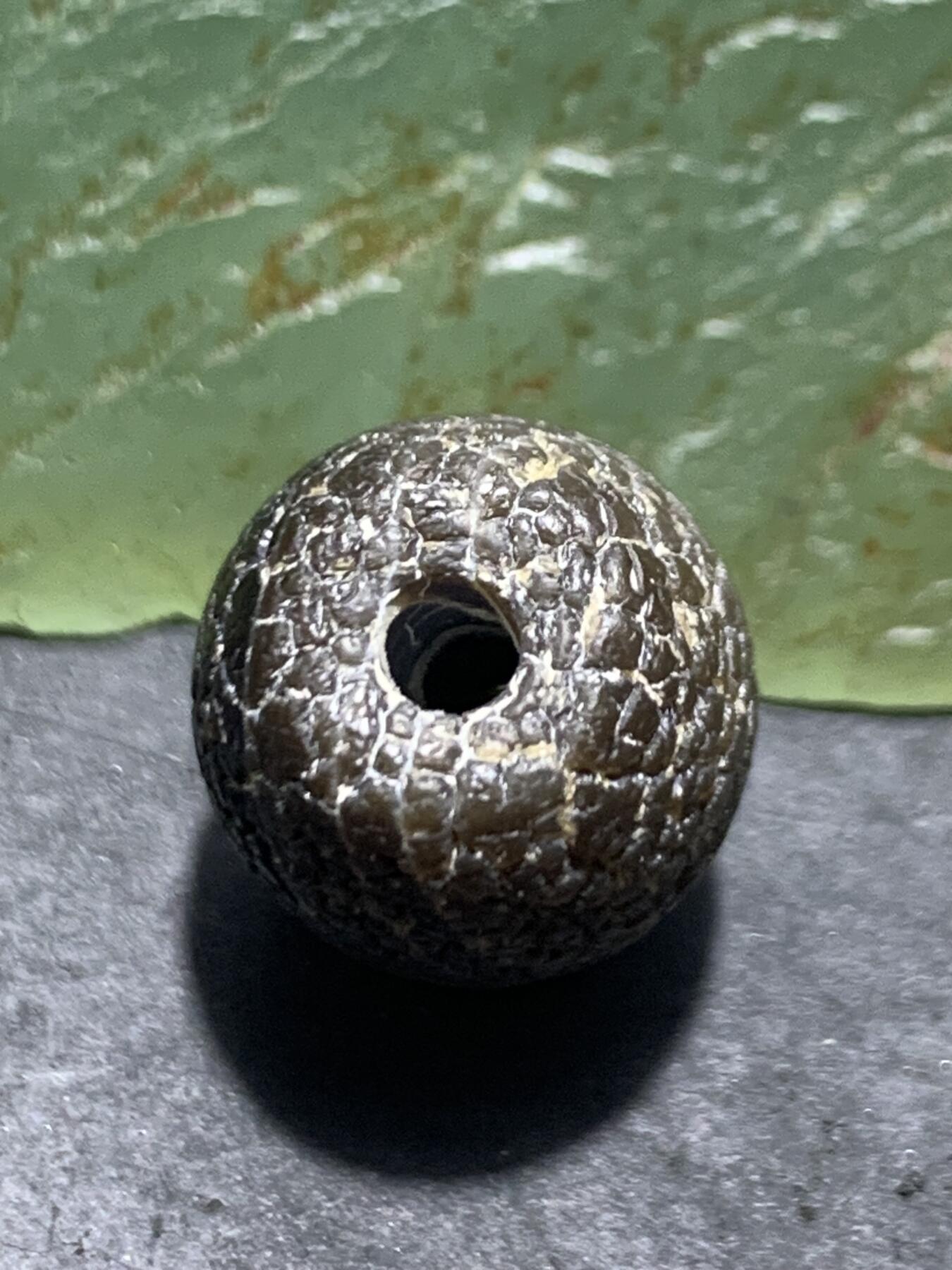 精美药师玛瑙龙鳞风化纹桶珠一个 精美药师玛瑙龙鳞风化纹桶珠一个