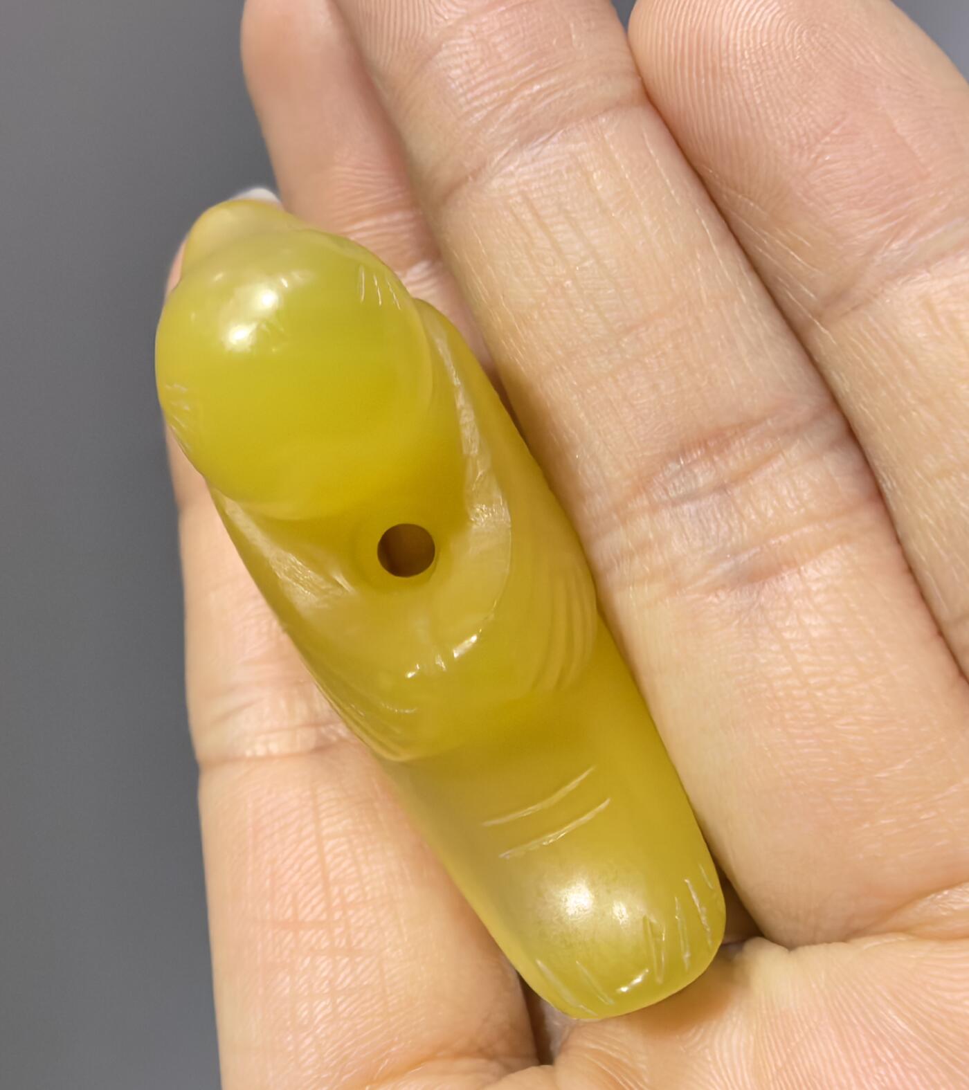 创汇时期出品黄玛瑙小黄鸭吊坠挂件，全品如图。尺寸:4.4cm*2.8cm*1.7cm