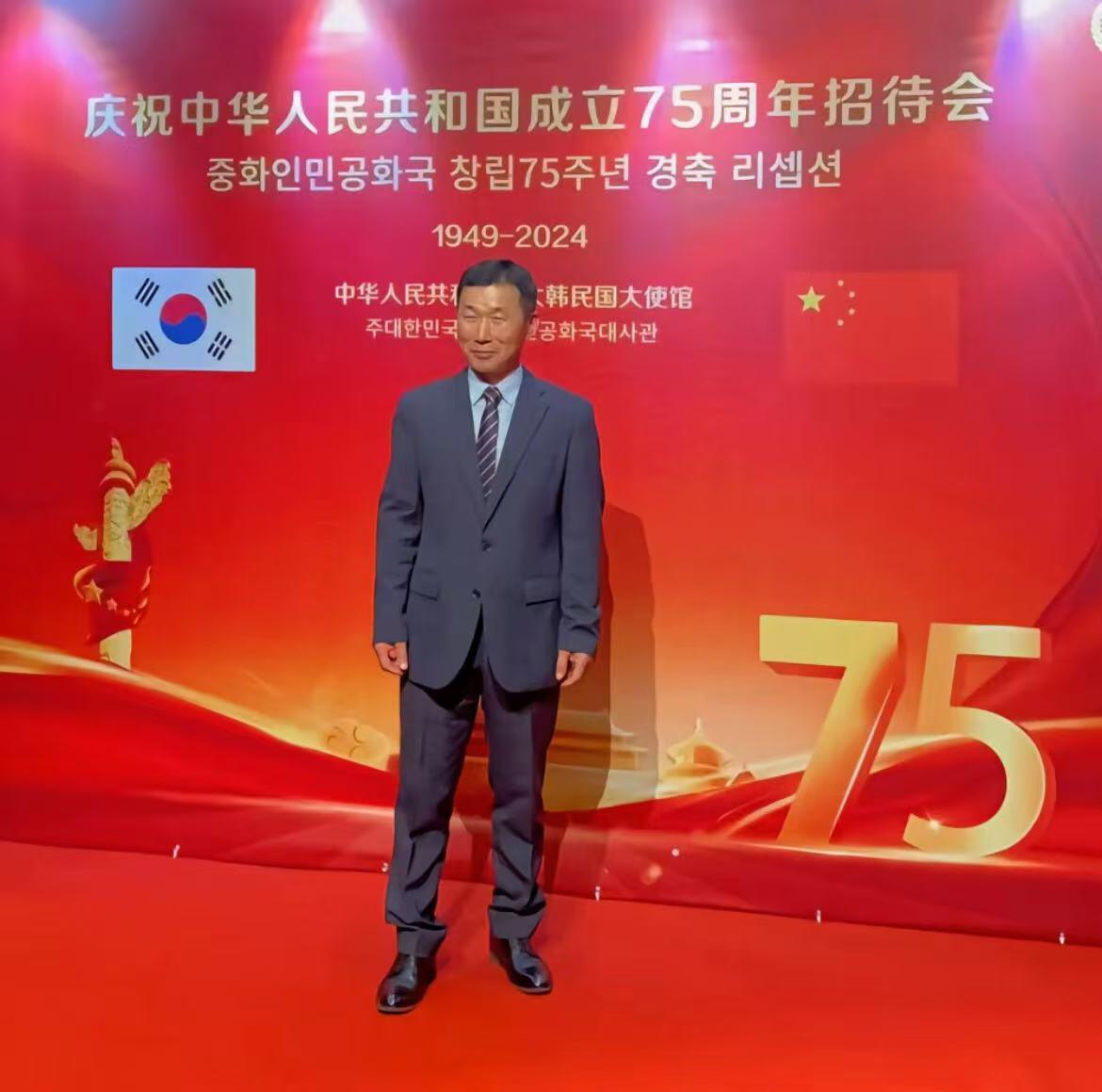 零元拍：深受爱戴的福宝饲养员“姜爷爷”亲笔签名《福宝永远爱你》！爱宝乐园不签名的都代购不到了，更别说签名版，赶紧行动给你的爱人拿下这最浪漫的圣诞礼物！🎄🎁🐼 