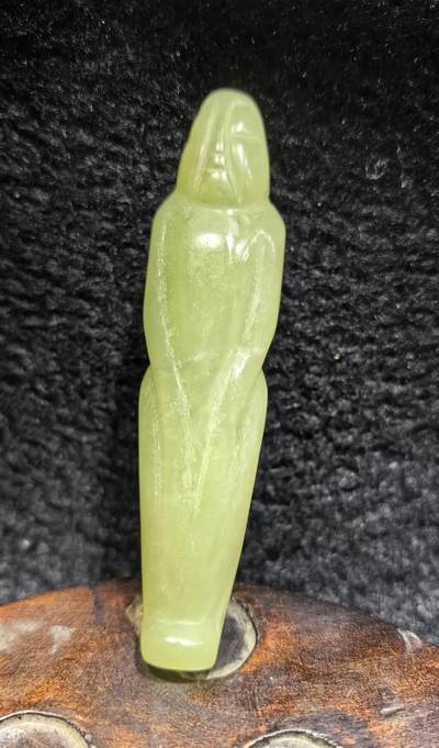 旧藏和田玉黄口料人物雕件挂件手把件，玉质温润脂粉十足，包浆浑厚沉稳。尺寸:9.8cm*2.3cm*1.3cm克重:43.9g - 旧藏和田玉黄口料人物雕件挂件手把件，玉质温润脂粉十足，包浆浑厚沉稳。尺寸:9.8cm*2.3cm*1.3cm克重:43.9g