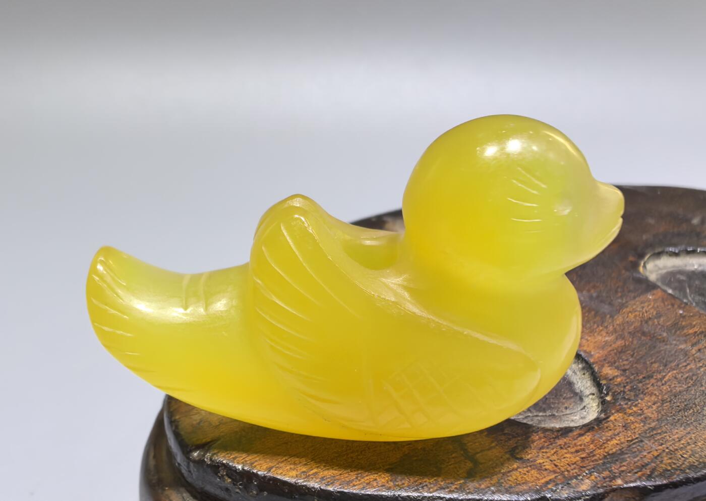 创汇时期出品黄玛瑙小黄鸭吊坠挂件，全品如图。尺寸:4.4cm*2.8cm*1.7cm