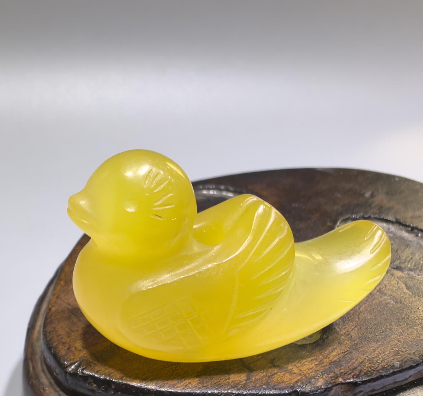 创汇时期出品黄玛瑙小黄鸭吊坠挂件，全品如图。尺寸:4.4cm*2.8cm*1.7cm