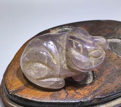 创汇时期紫水晶瑞兽吊坠挂件，纯手工雕刻。全品，尺寸:3.6cm*2.7cm*2.4cm - 创汇时期紫水晶瑞兽吊坠挂件，纯手工雕刻。全品，尺寸:3.6cm*2.7cm*2.4cm