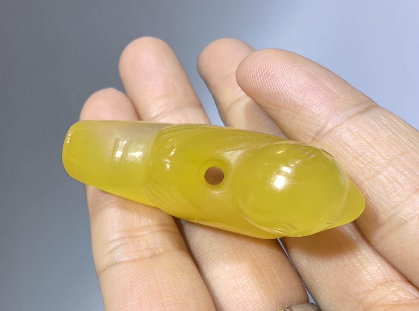 创汇时期出品黄玛瑙小黄鸭吊坠挂件，全品如图。尺寸:4.4cm*2.8cm*1.7cm