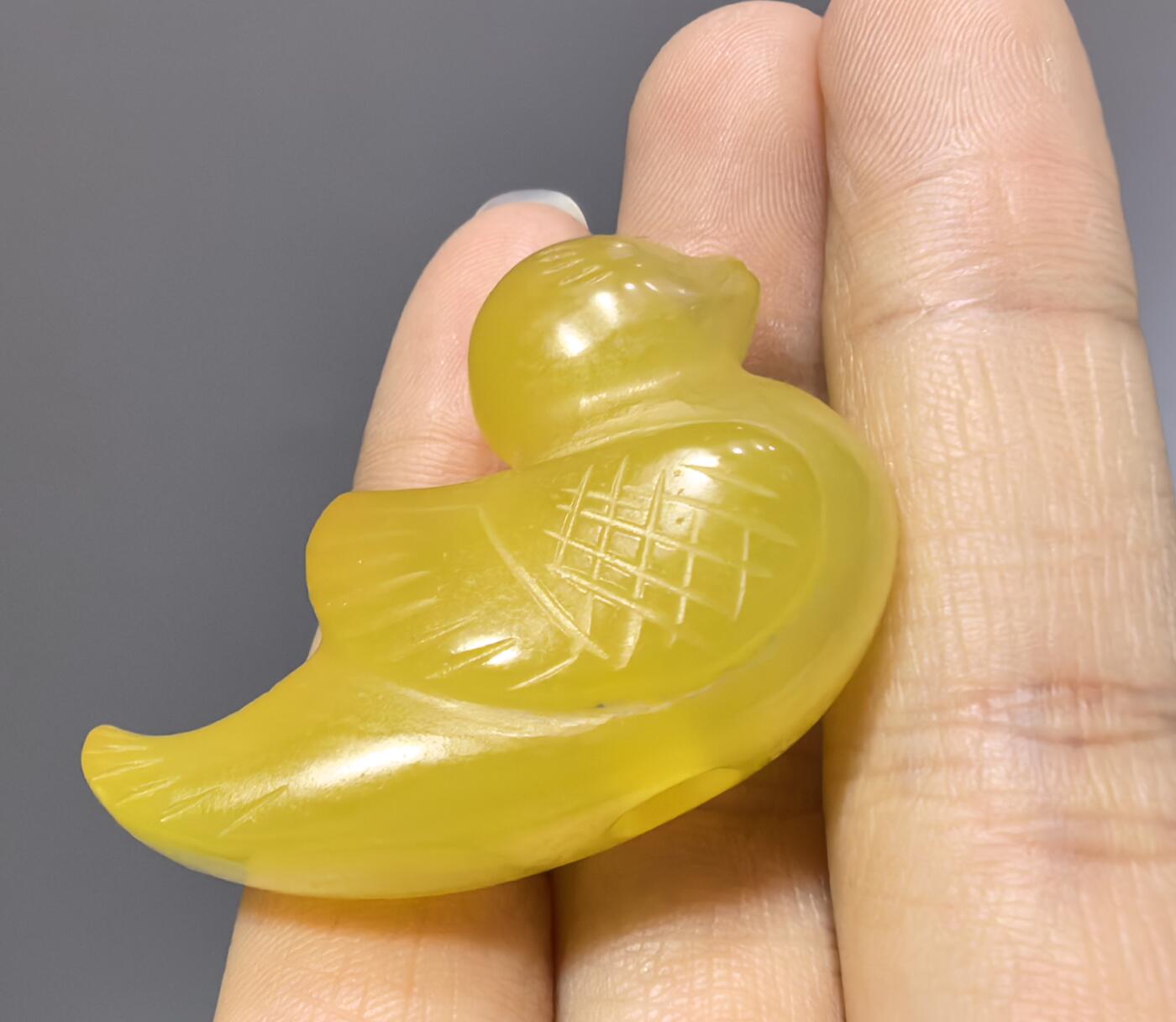 创汇时期出品黄玛瑙小黄鸭吊坠挂件，全品如图。尺寸:4.4cm*2.8cm*1.7cm