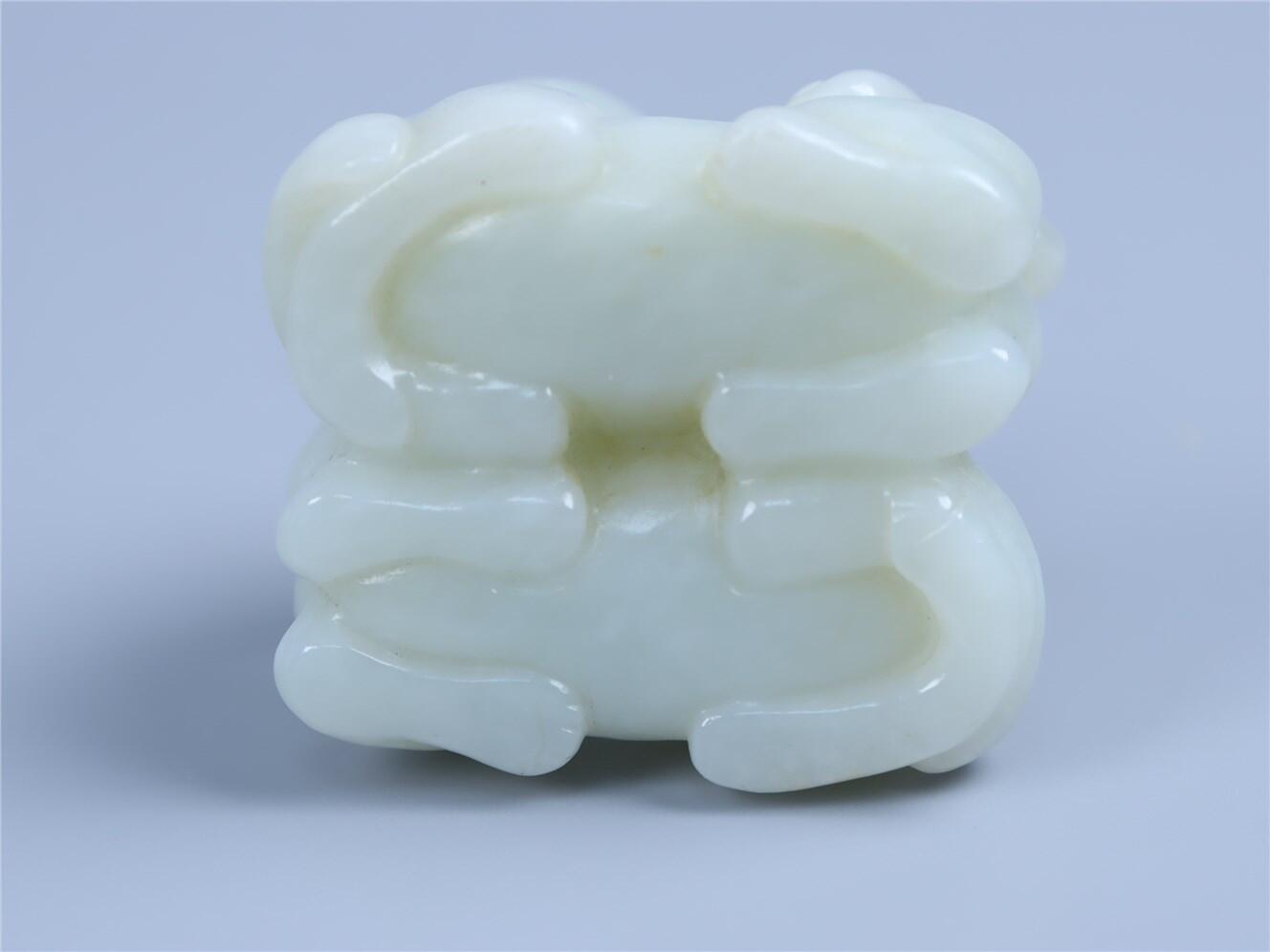 承乾2024年秋季文物艺术品拍卖会 清 白玉双犬摆件 1 4.2*4.3*4.8cm 136.97g 玉