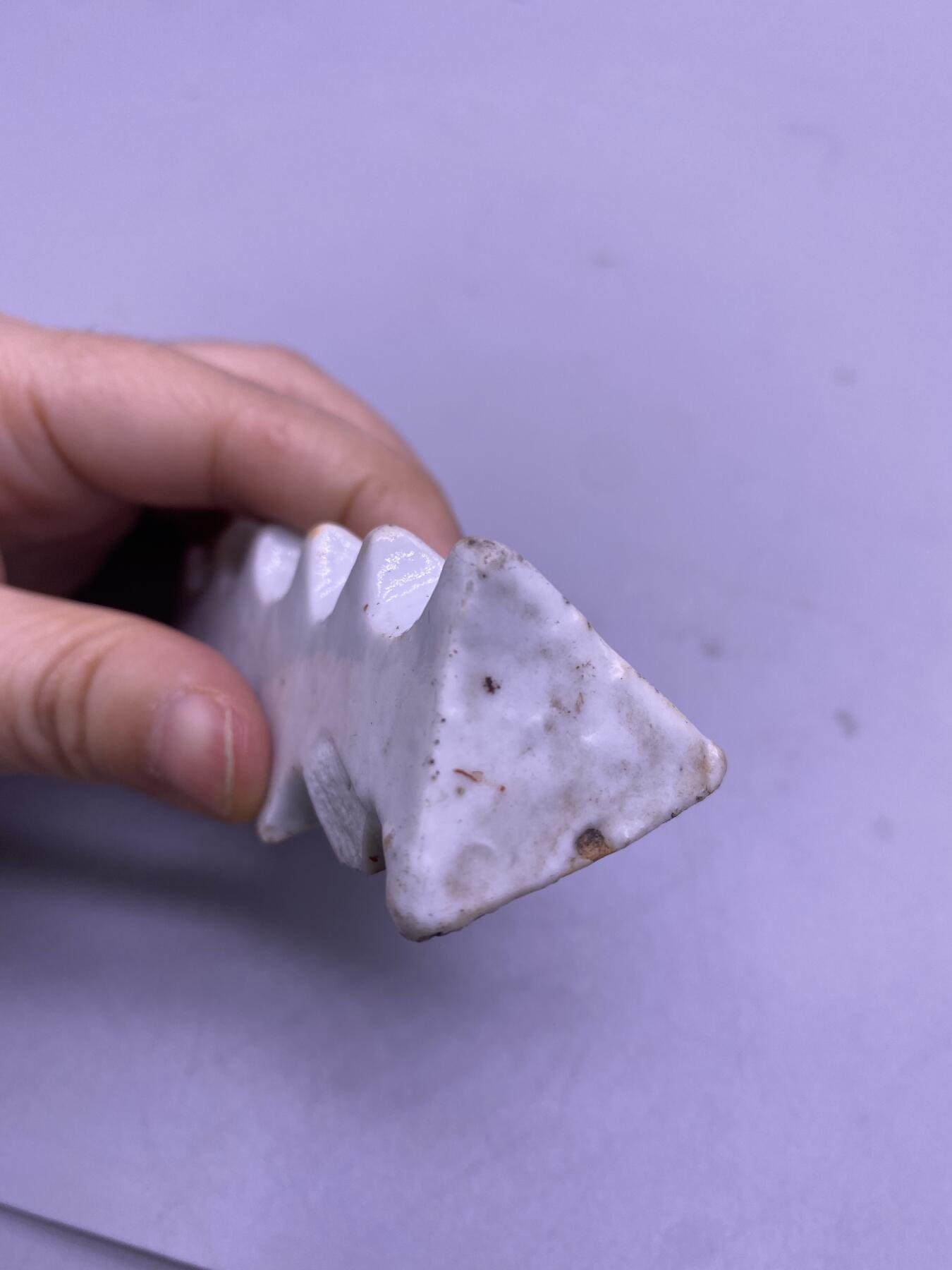 老瓷白釉笔架，尺寸9厘米，品相如图，200包快递