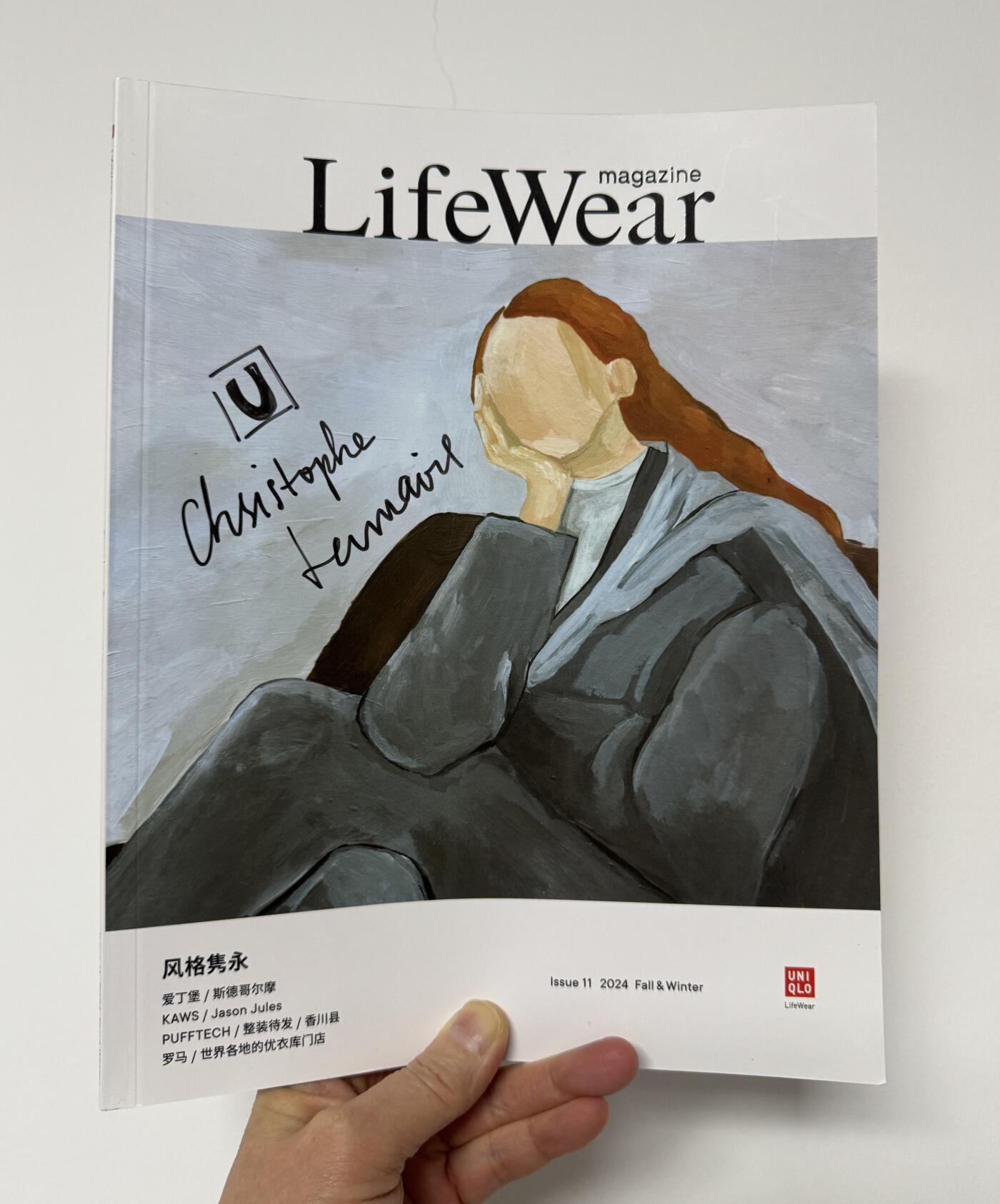零元拍：世界顶尖女装设计大师，优衣库高端U系列首席设计师，前顶奢品牌爱马仕女装创意总监Christophe Lemaire 克里斯托弗-勒迈尔亲笔签名及手绘U系列标识的优衣库2024秋冬产品册，极其难得的高端签名，特别适合高端的你！