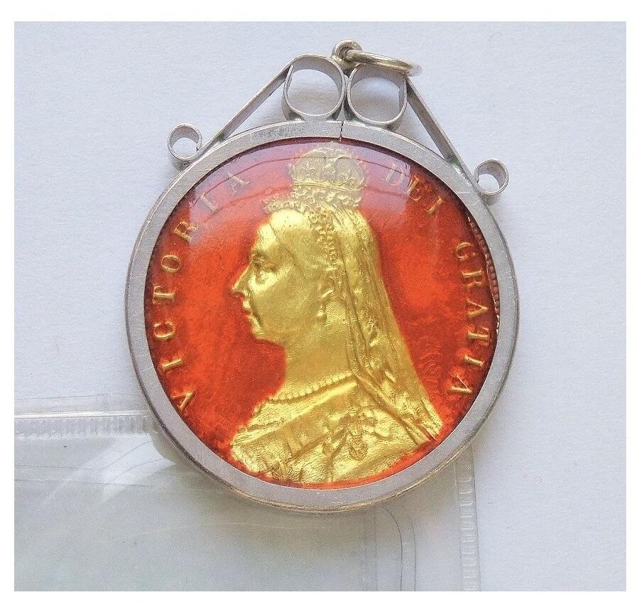 英国1887年维多利亚珐琅彩镀金高浮雕精制银币章吊坠33MM