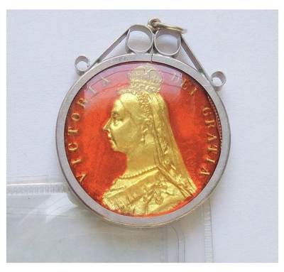 英国1887年维多利亚珐琅彩镀金高浮雕精制银币章吊坠33MM - 英国1887年维多利亚珐琅彩镀金高浮雕精制银币章吊坠33MM
