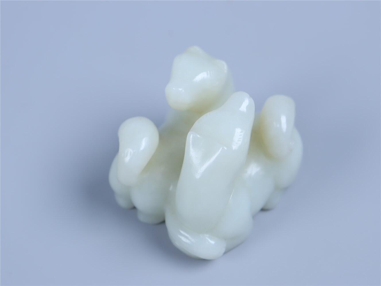 承乾2024年秋季文物艺术品拍卖会 清 白玉双犬摆件 1 4.2*4.3*4.8cm 136.97g 玉