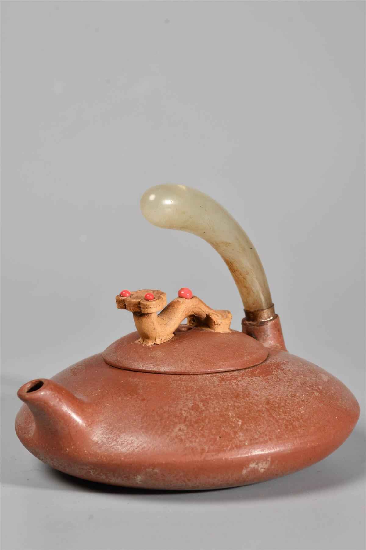 承乾2024年秋季文物艺术品拍卖会 玉柄如意钮扁壶 1 H8.5cm  紫砂