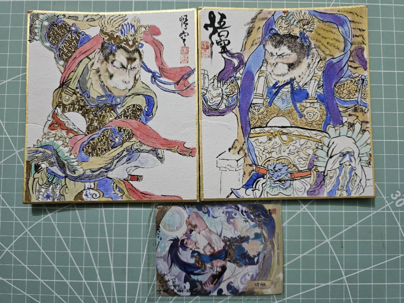 龙虎卡牌19场（龙腾虎踞万里行） 【手绘】方卡2张 悟空（成色定义战损，左上角折角，卡片中间折痕，介意勿拍）图中三国卡片仅作为尺寸参照