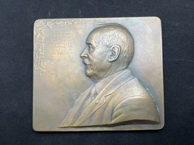 「木头集藏」章牌精品专场！ - CH Pillet～1924年法国利奥波德·贝兰协会铜章，尺寸：75×87mm，297g,厚重精美。章背面的人物群像非常精彩，可谓是皮耶（CH Pillet）作品的集大成者。马耶尔目录（1870-1940年法国章牌艺术）211号作品。 利奥波德·贝兰（1857-1936年）是法国社会慈善的先驱，成立了以他名字命名的慈善机构“利奥波德·贝兰协会”，主要资助教育、医护、文化和体育。