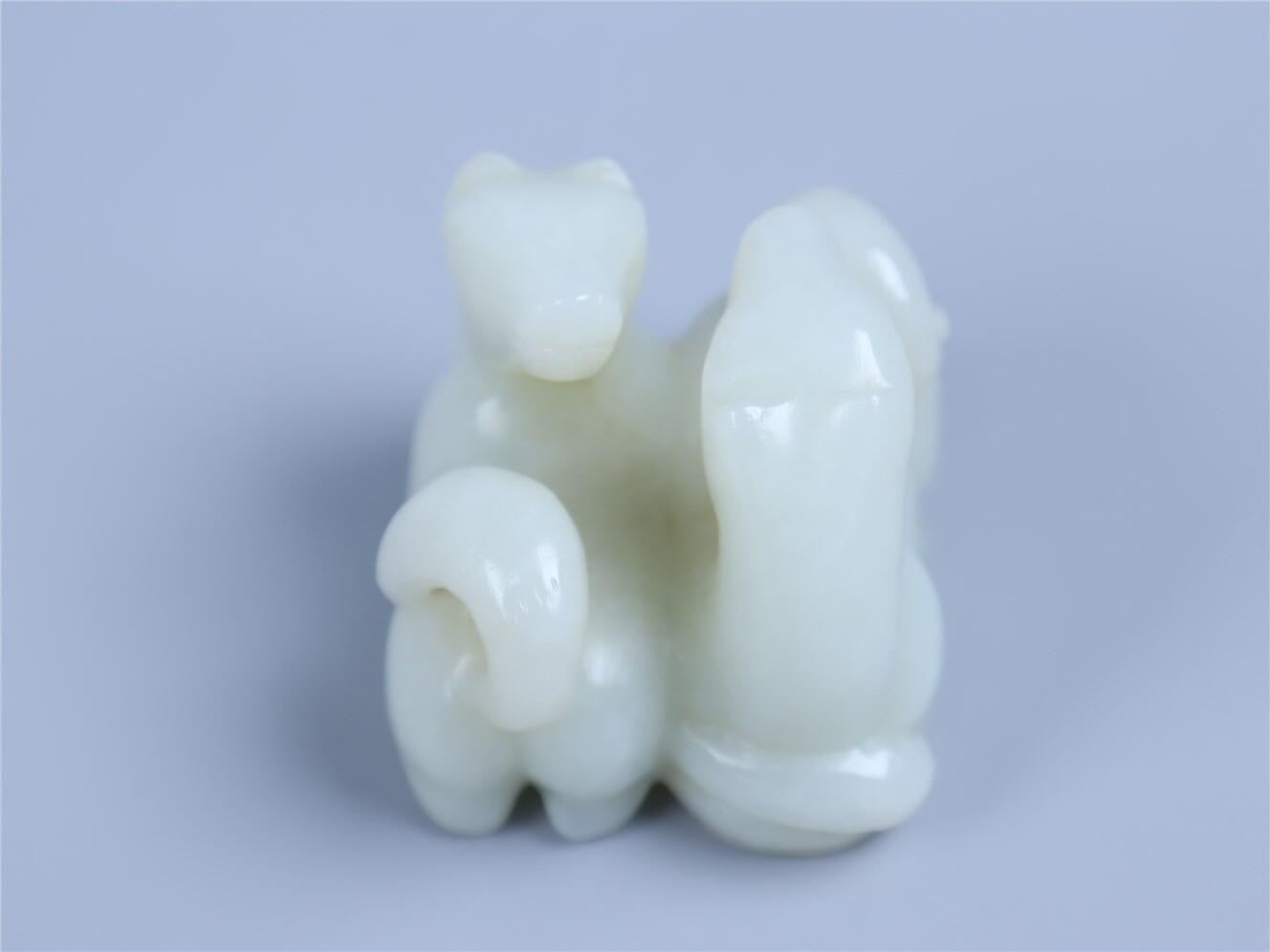 承乾2024年秋季文物艺术品拍卖会 清 白玉双犬摆件 1 4.2*4.3*4.8cm 136.97g 玉