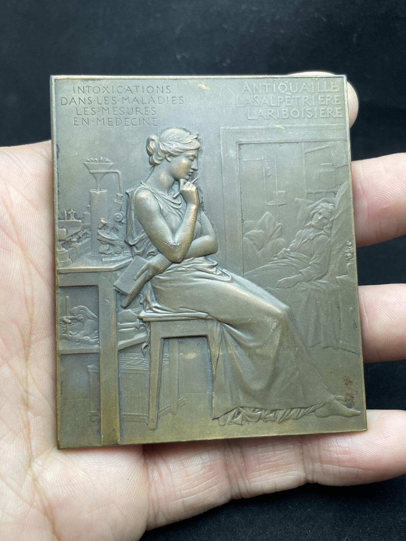 「木头集藏」章牌精品专场！  JC Chaplain～1902年法国医学家布沙尔 矩形铜章，尺寸：70×58mm，132g，马耶尔目录（1870-1940年法国章牌艺术）83号作品。 夏尔·布沙尔（1837-1915 年）是法国医学家、法国医学院院士。用他的名字命名的医学术语有“沙尔科-布沙尔动脉瘤”和“布沙尔结节”。