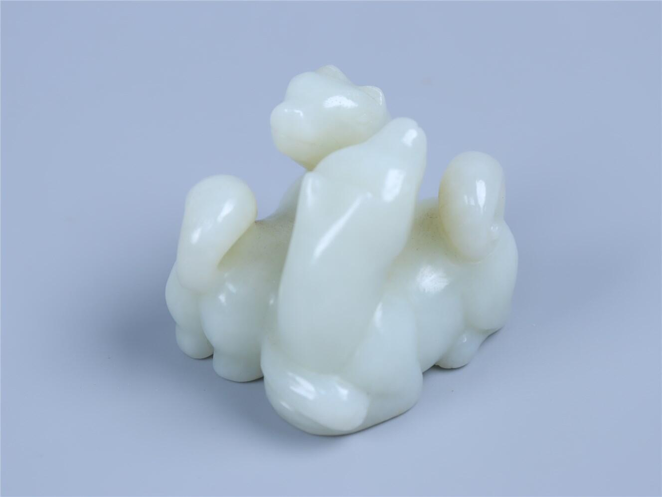承乾2024年秋季文物艺术品拍卖会 清 白玉双犬摆件 1 4.2*4.3*4.8cm 136.97g 玉