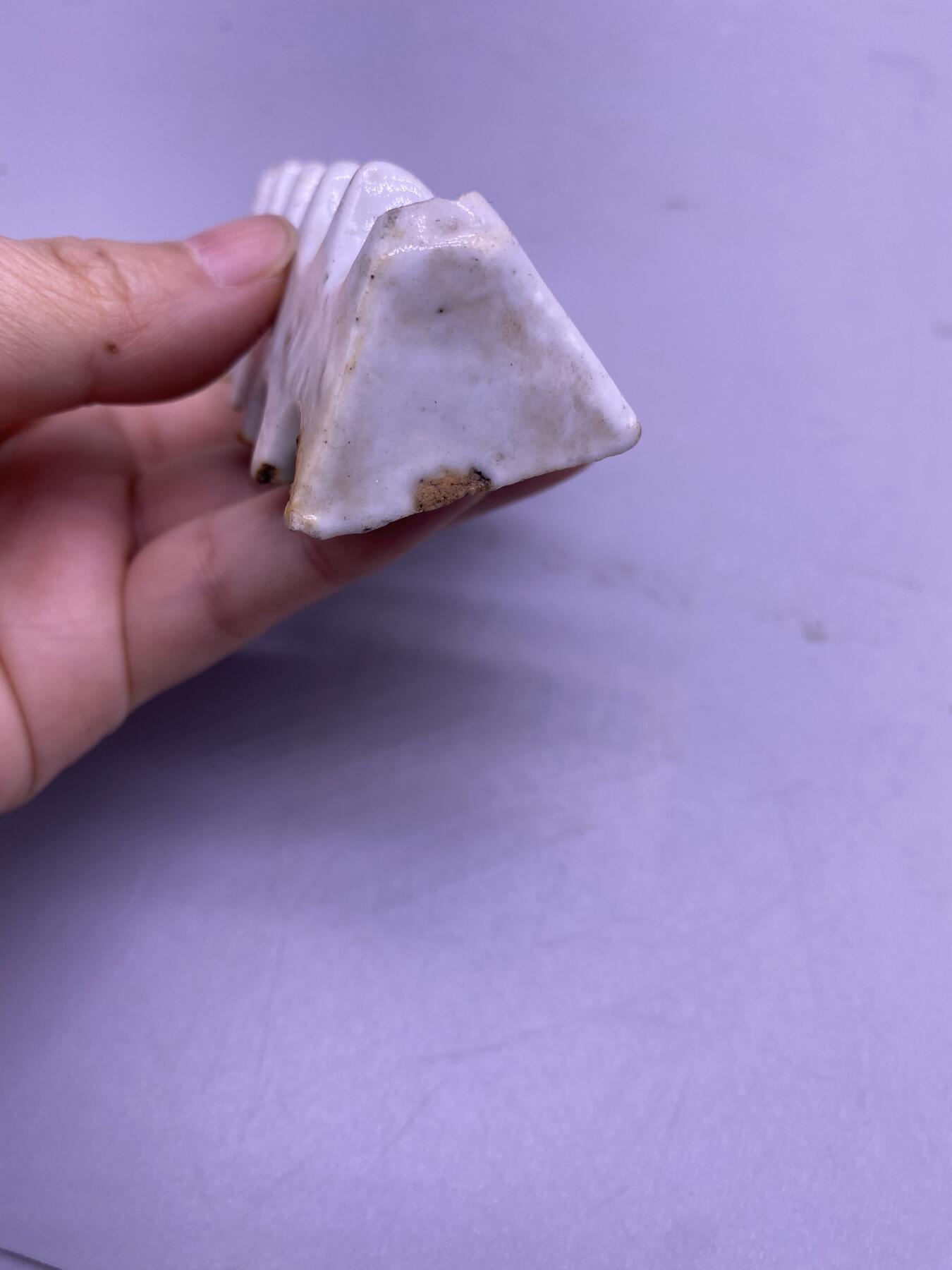 老瓷白釉笔架，尺寸9厘米，品相如图，200包快递