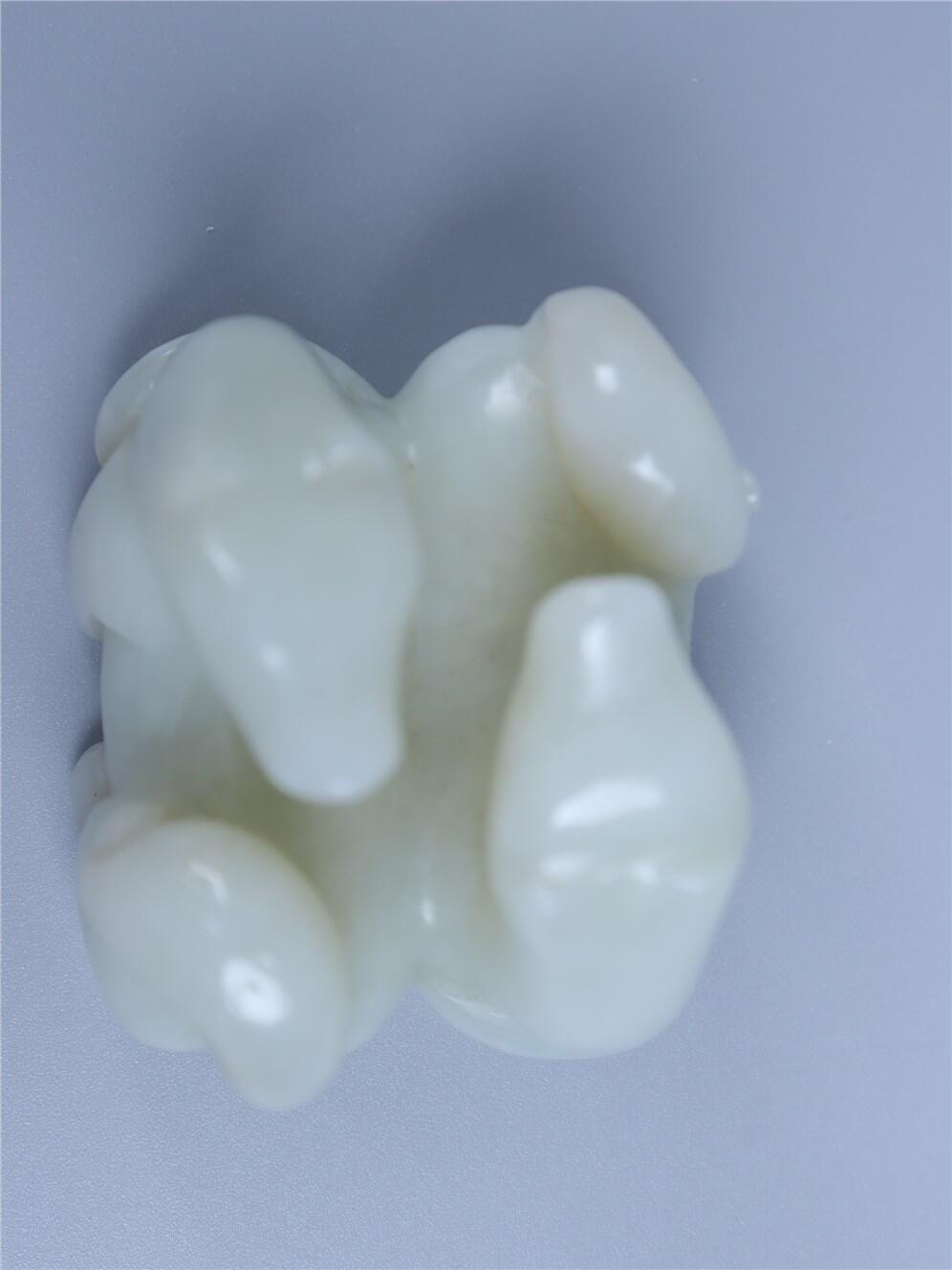 承乾2024年秋季文物艺术品拍卖会 清 白玉双犬摆件 1 4.2*4.3*4.8cm 136.97g 玉
