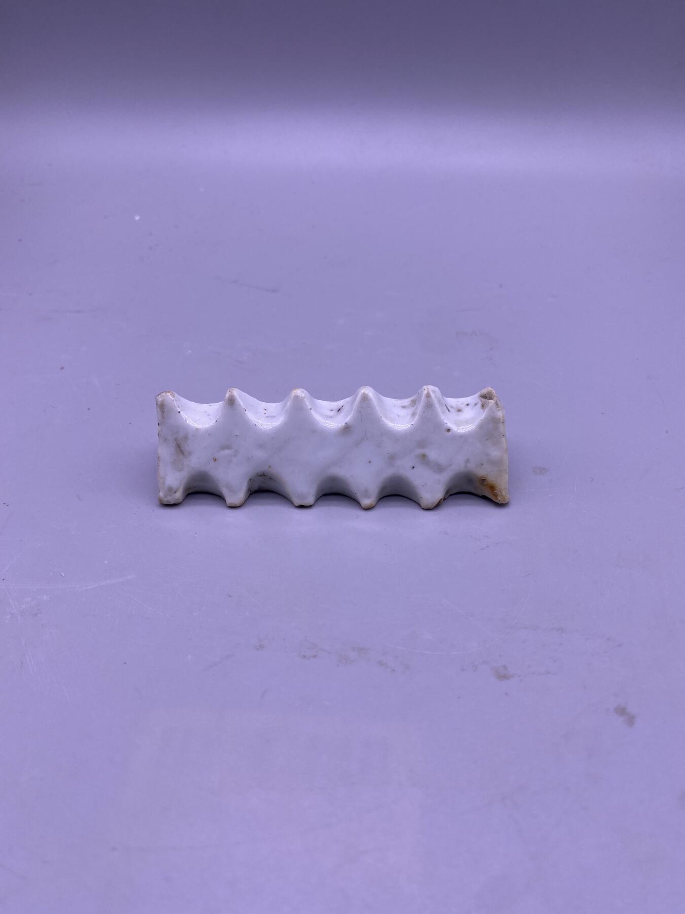 老瓷白釉笔架，尺寸9厘米，品相如图，200包快递
