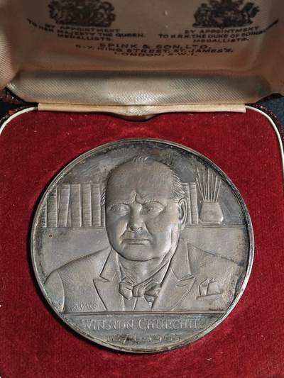 【德藏】世界币章拍卖第112期 拍品征集中~欢迎藏友联系 - 1965年 英国原首相温斯顿·丘吉尔逝世纪念银章 原盒 彩色包浆 直径约：58mm；重约：80.4g