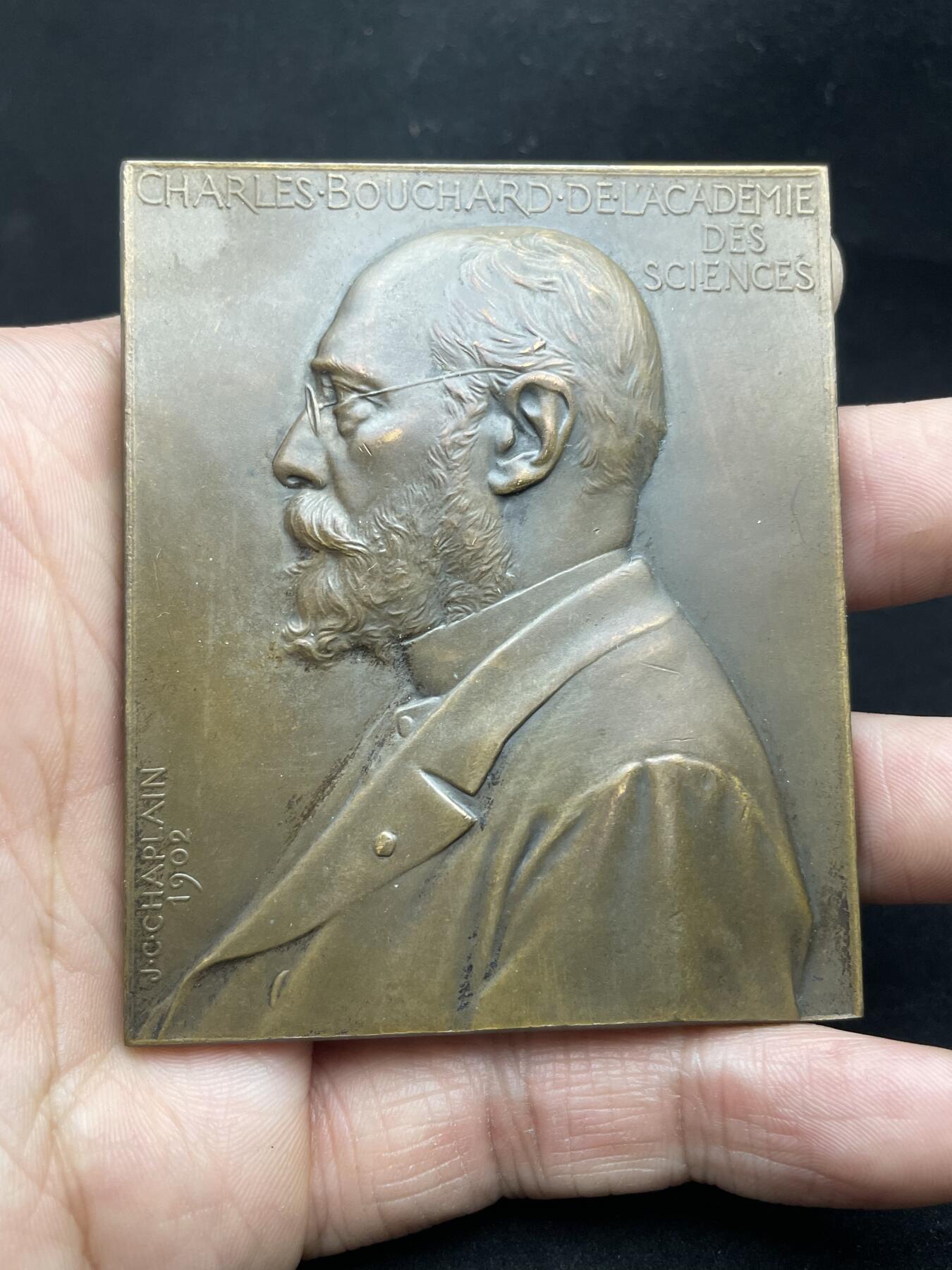 「木头集藏」章牌精品专场！  JC Chaplain～1902年法国医学家布沙尔 矩形铜章，尺寸：70×58mm，132g，马耶尔目录（1870-1940年法国章牌艺术）83号作品。 夏尔·布沙尔（1837-1915 年）是法国医学家、法国医学院院士。用他的名字命名的医学术语有“沙尔科-布沙尔动脉瘤”和“布沙尔结节”。