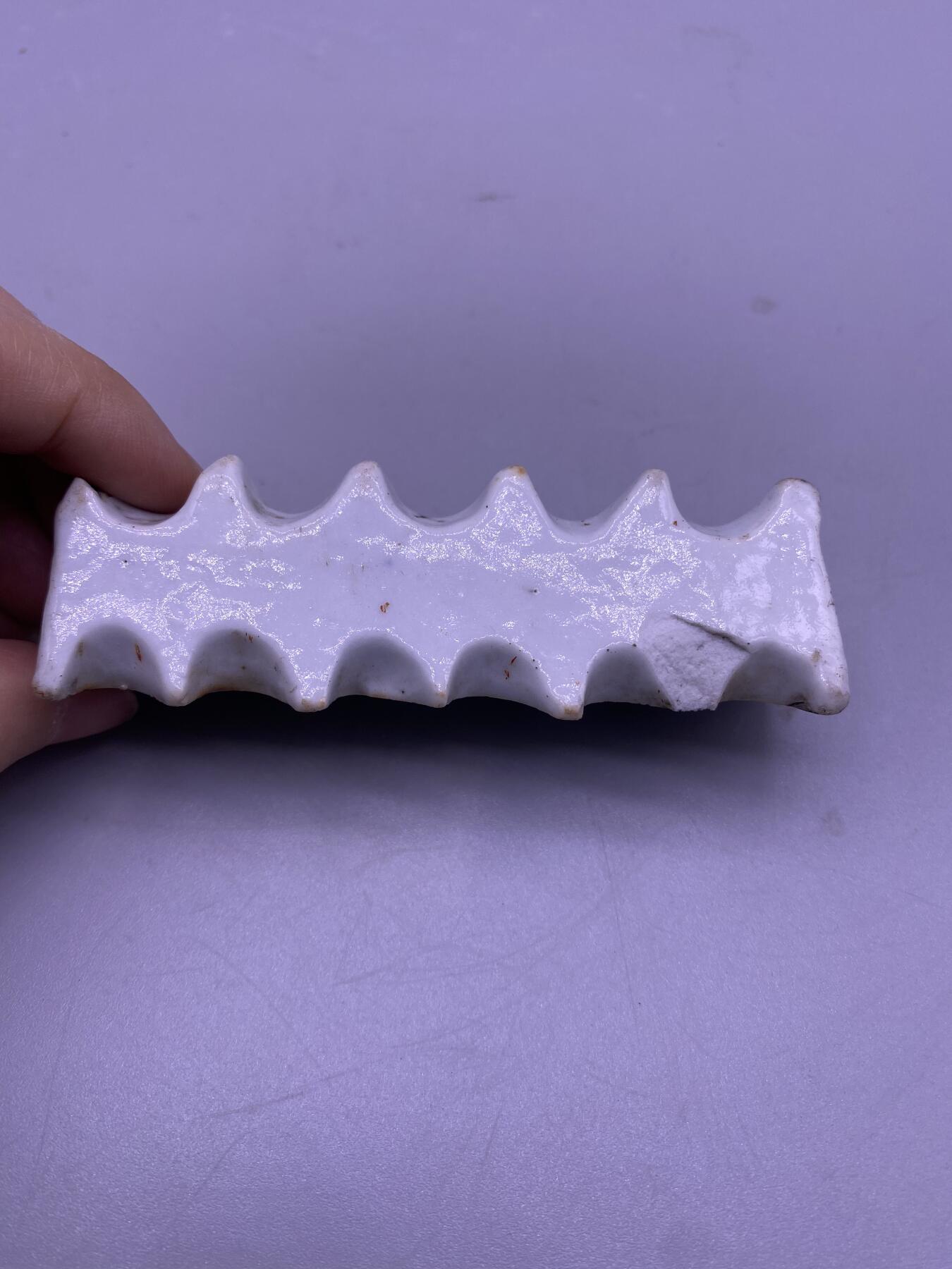 老瓷白釉笔架，尺寸9厘米，品相如图，200包快递