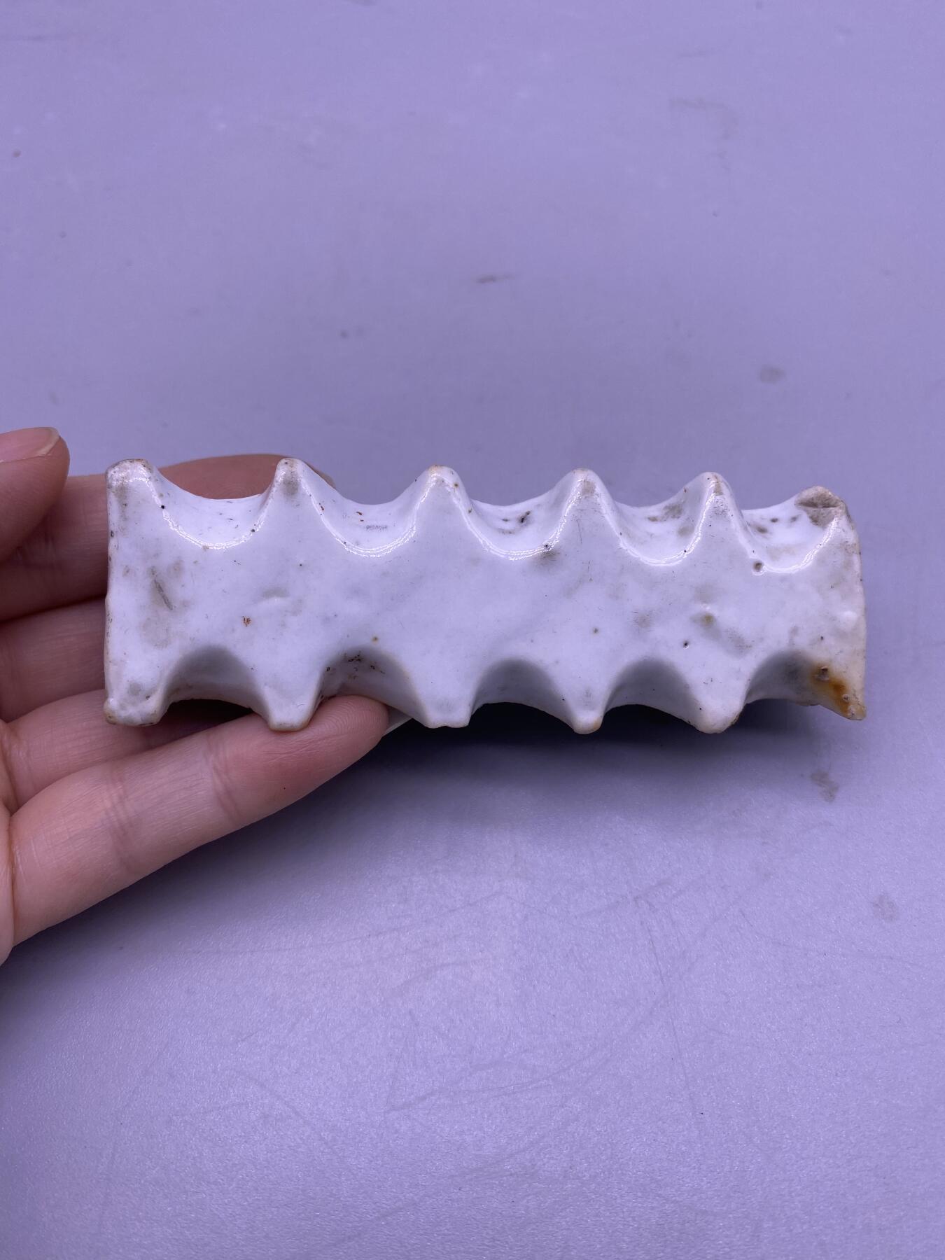 老瓷白釉笔架，尺寸9厘米，品相如图，200包快递