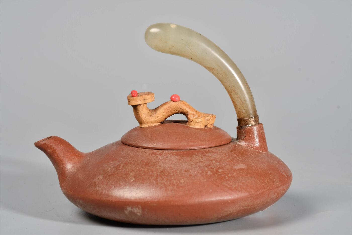 承乾2024年秋季文物艺术品拍卖会 玉柄如意钮扁壶 1 H8.5cm  紫砂
