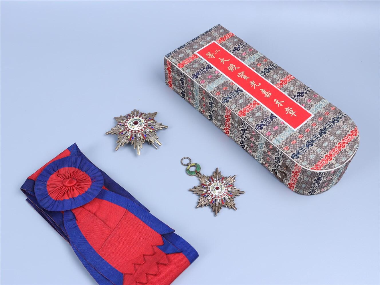 承乾2024年秋季文物艺术品拍卖会 民国 二等大绶宝光嘉禾章 2 9.5*8cm  银珐琅，原盒原绶