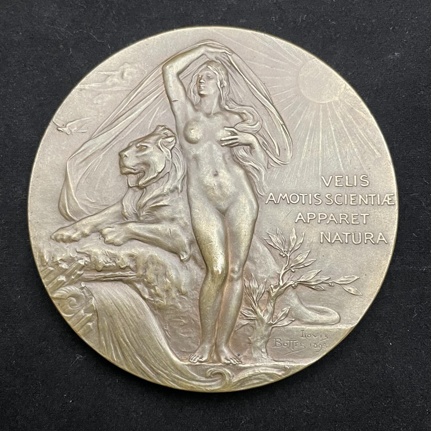 「木头集藏」章牌精品专场！ L Bottée～1893年法国自然历史博物馆百年纪念铜章，直径：68mm，边铭：丰饶角 BRONZE，马耶尔目录（1870-1940年法国章牌艺术）134号作品，少见的新艺术清凉美女章。正面图案是自然女神正在揭开其神秘的面纱，女神身上一丝不挂，因为按照西方的说法“真理总是赤裸裸的”。