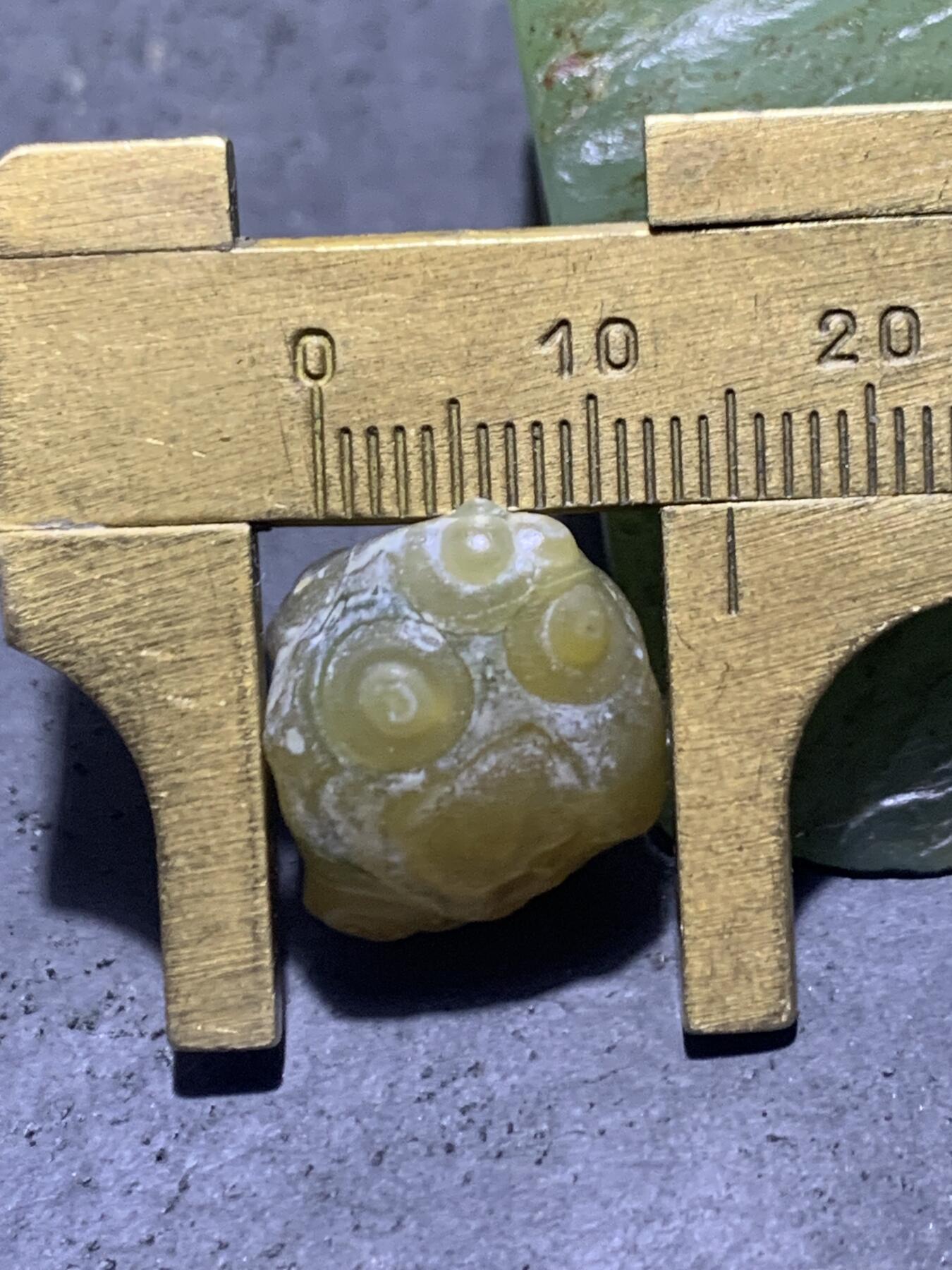 精美阿拉善戈壁筋脉石小原石一颗，