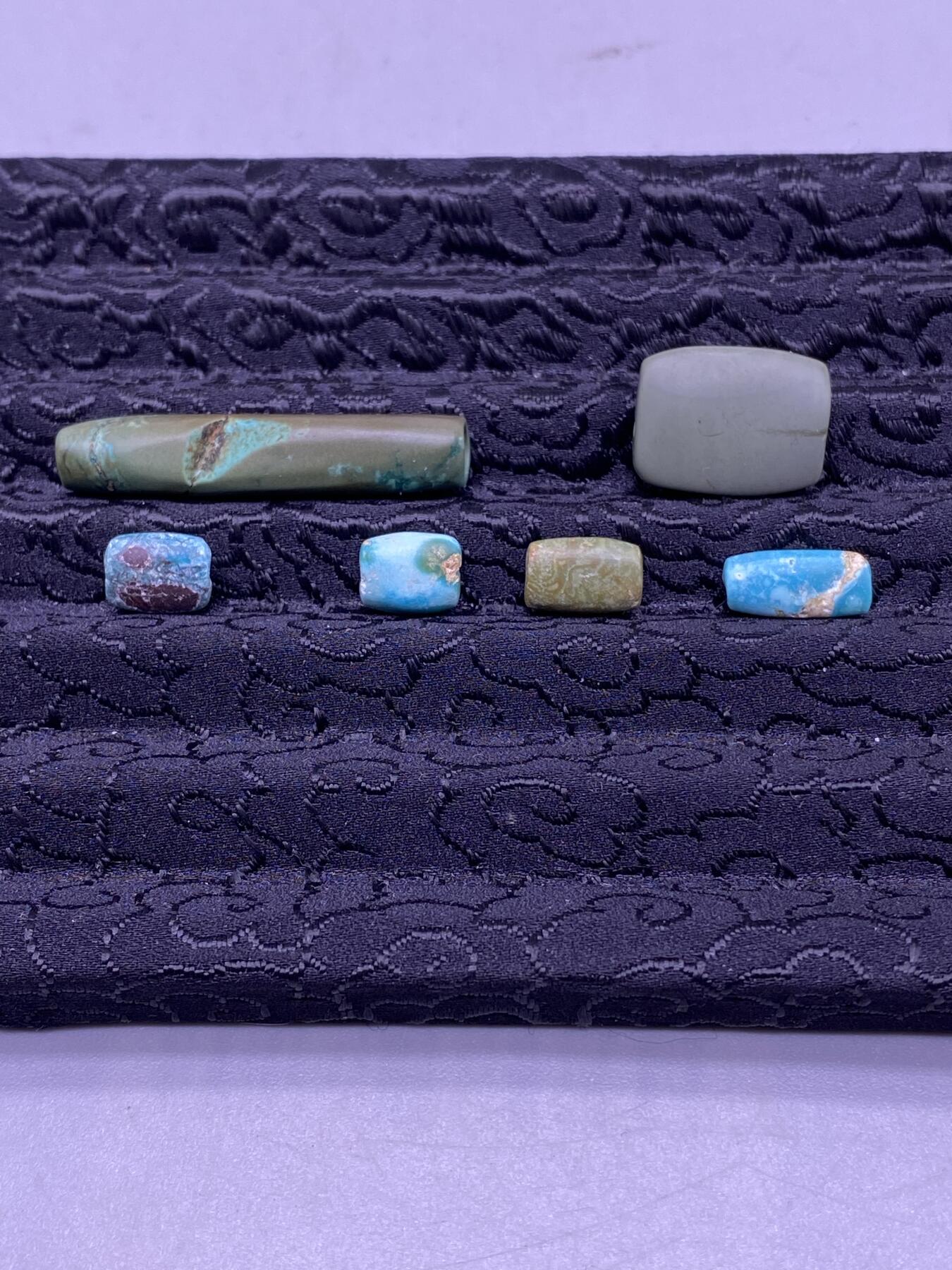 高古松石珠子6颗，尺寸0.8-3.4厘米，品相如图，1000包快递